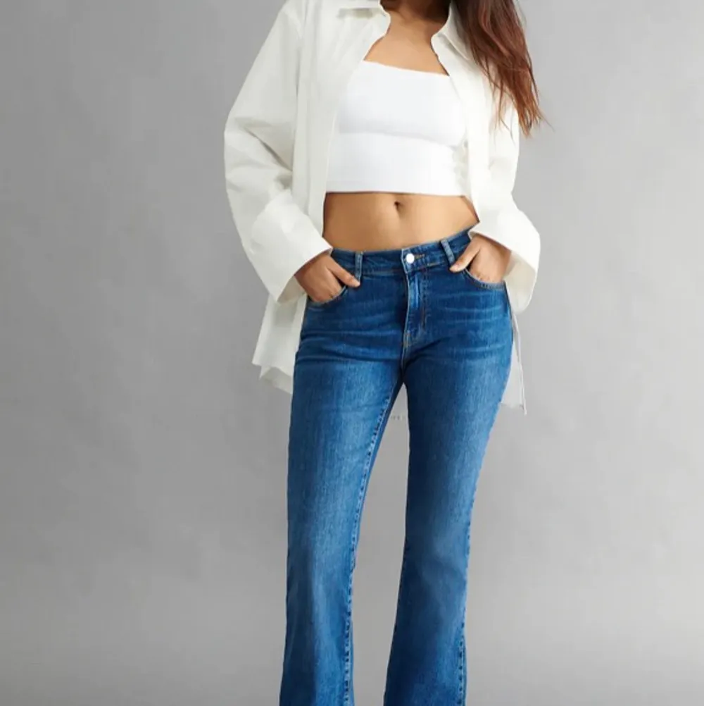 Säljer mina bootcut jeans från Gina då dem tycärr blivit försmå för mig💞ser liknande ut som på bilden och är i färgen mörkblå💞köparen står för frakten! . Jeans & Byxor.