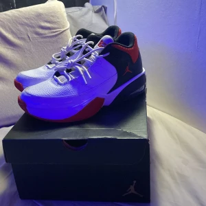 Jordan max aura 3 storlek 38 - Jordans i riktigt bra skick tvättade 1 gång storlek 38 säljer dom för att dom blivit för små för mig