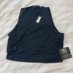 Helt ny crop top - Säljer den då jag inte använt den. Helt ny och i storlek xl