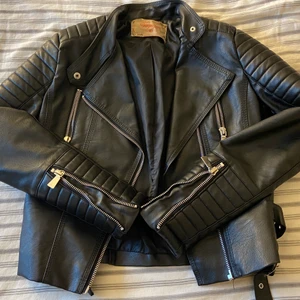 Skinnjacka - Denna skinnjacka är strl 40 men liten i storleken och därav passar mig som annars har strl 36! Säljer pga att jag önskat att den var mer oversized 💗