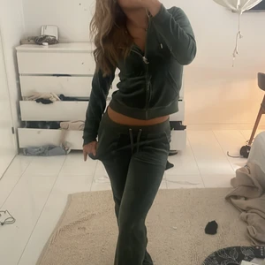 juicy couture set - säljer mitt juicy couture set då det aldrig används längre, enda defekten är att metallgrejerna åkte bort i tvätten på snörerna till byxan,  nypris runt 2000! väldigt sparsamt använda
