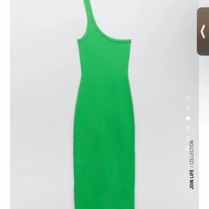 Klänning - Grön klänning från zara, aldrig använd men råkade ta bort prislappen och slängde kvittot, köpt för 180kr❤️