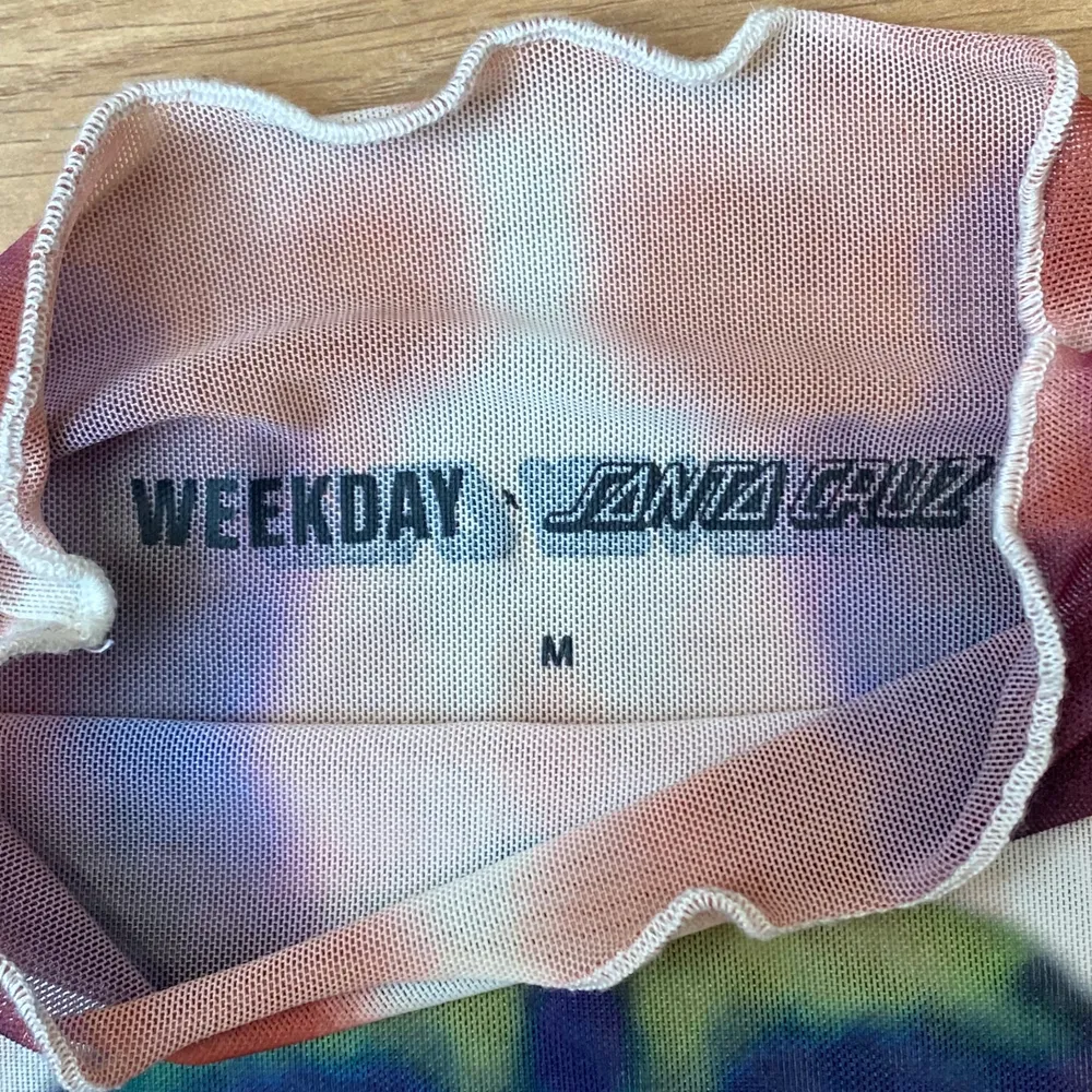 Weekday x Santa Cruz topp. Mjukt/skönt mesh material!(PS, har vikt upp den på bilden). Toppar.