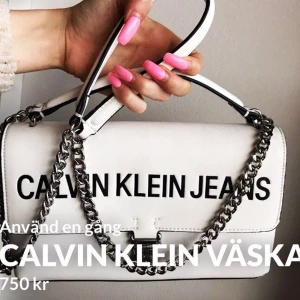 Calvinkleinväska - I NYSKICK! Nypris ca 2000kr. Frakt tillkommer