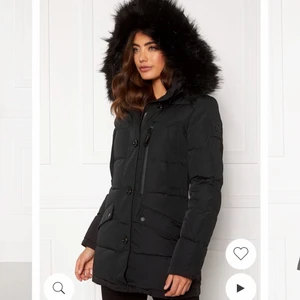 Hollies jacka stl 42 - Säljer min fina hollies jacka som är i stl 42, den har tyvärr blivit för stor, men är i väldigt nytt fint skick!  Finns kvitto!  (nypris 4498kr) säljer för 2500kr direkt eller bud.