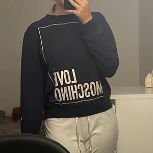 Moschino tröja  - Moschino tröja i marinblå färg, storlek S passar även M, i mycket fint skick