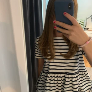 Söt zara topp - Säljer denna söta topp från zara då den inte kommer till användning längre❣️sällan använd så är i väldigt fint skick 