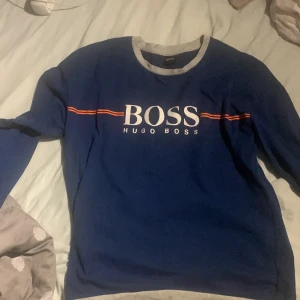 Boss tröja - Äkta hugo boss tröja använd 2-3 gånger i storlek s men passar m också, den är i väldigt gott skick och säljes billigt. Kan mötas upp i trollhättan.