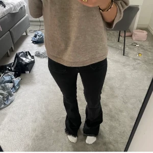 Jeans - INTRESSEKOLL! På dessa jeans! Är 175 och sitter bra i längden på mig💕