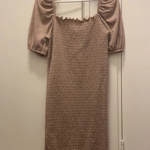Klänning  - Beige klänning från Only, storlek M (passar S med) (frakten är 63kr) köparen står för frakten!!