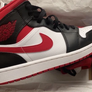 Jordan 1 - Tja säljer ett par Jordan 1 gym red i stl 43 Kom pm för att köpa 🤝