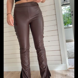 Skinbyxor  - Ett par fake skinbyxor från Nelly!! Superfin brun färg💗skulle säga att de passar S/M
