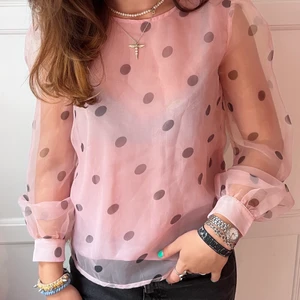 Topp!!! - Säljer denna så fina prickiga topp som är perfekt till fest eller liknade tillfällen!! Det står ingen storlek men skulle säga att den passar Xs-M beroende på hur man vill att den ska sitta💗