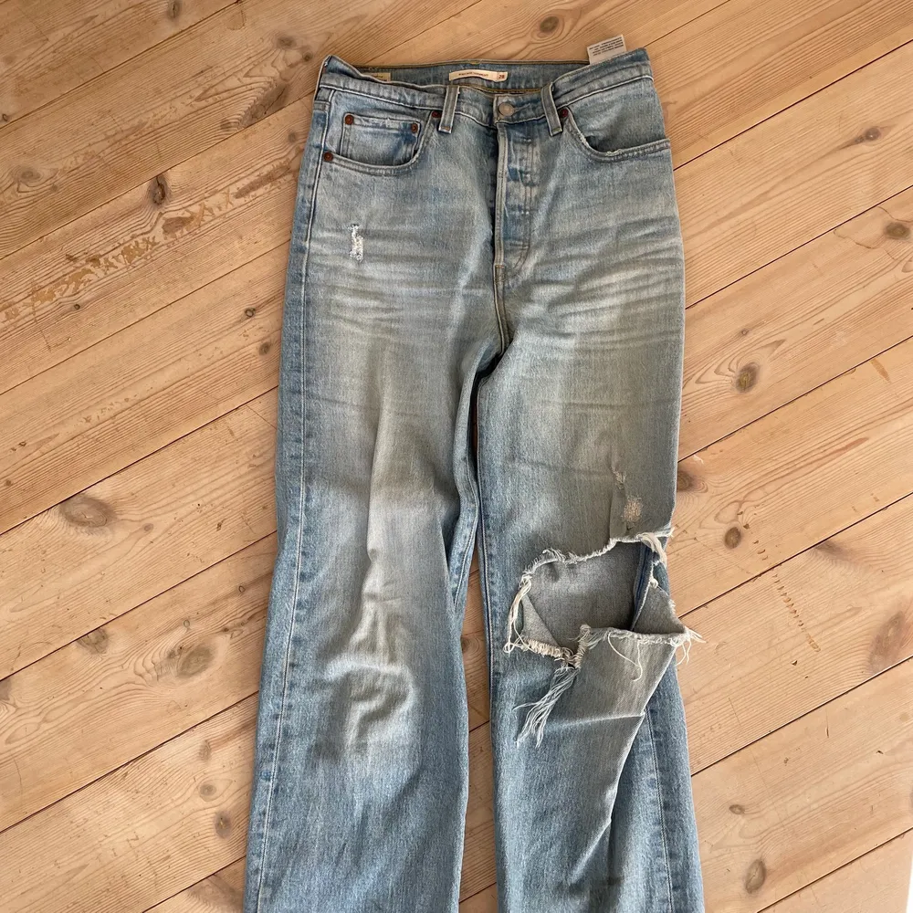 Levis jeans i storlek 28/30!! Använda max 7 gånger så i princip i nyskick!! Modellen heter Ribcage Straight. Jeans & Byxor.