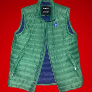 Sail racing väst unisex - Använd 5 gånger ganska stor i storleken men är fin till linnebyxor eller svarta jeans kostar 1300 kr från början så det är ganska bra precis vid mer info kontakta våran instagram: sell2you.v2