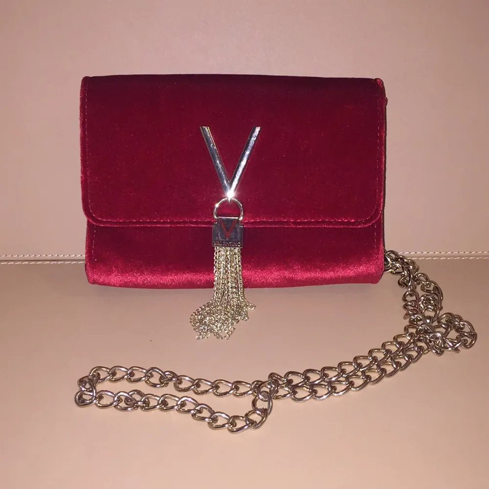 Jätte fin valentino väska i röd sammet med guld kedja. Väskor.