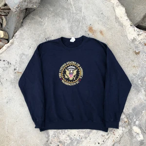 🌱VINTAGE SWEATSHIRT🌱 - Vintage sweatshirt i storlek L, passar något mindre. Tröjan är i bra begagnat skick, knopprig men inget som stör helheten av tröjan. Tveka inte att höra av dig om du undrar något! 🌱✨🇺🇸