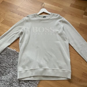 Hugo Boss tröja - Säljer min fräscha Hugo Boss tröja. Tags finns kvar. Inga skador eller defekter.