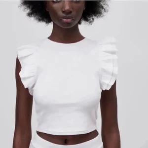 Zara top - Supersöt top från zara i storlek L men jätteliten i storleken, passar mig som vanligtvis har xs/s! 100+frakt