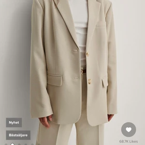 Beige kavaj - Beige oversized kavaj i storlek 38! Jättefint skick, sparsamt använd. Säljer pga flytt! Ordinariepris 899kr