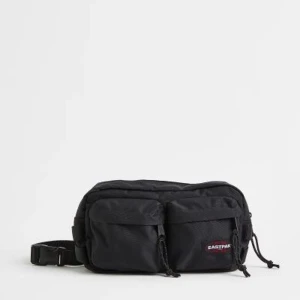 Bumbag dubble - Liten sid väska, väldigt ny, färgerna svart och lila. Bara en kvar av båda!!!!