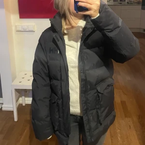 Vinter jacka - Sjukt snygg helly Hansen jacka som knappt är Andvänd, påminner lite om fjällräven. Slutsåld i denna storlek! Köptes nu för 1200kr