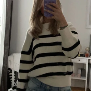 Stickad tröja - Randig stickad tröja i storlek s 