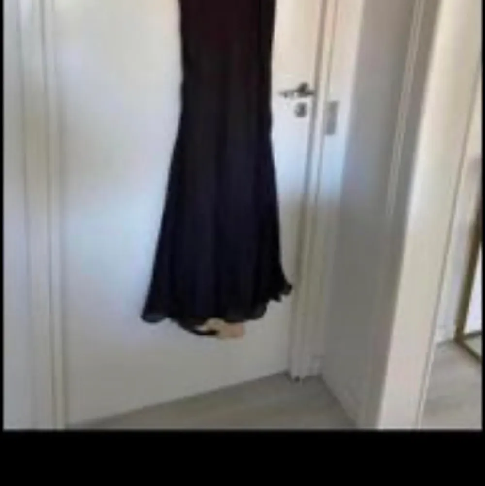 La femme brand party maxi dress black and beige with nice yallow crystal  size 36 (small) . Material polyester . Klänningar.