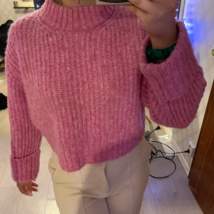 Stickad tröja  - Rosa stickad tröja ifrån Gina tricot, strl xs, använd fåtal gånger. 