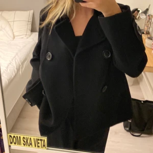 Kort Kappa - Säljer denna snygga korta kappan från hm, den är i mycket bra skick. Den är i storlek 40 men passar mig som brukar ha XS/S bra, sitter sjukt snyggt och lite oversize. Hör av er vid fler frågor eller bilder💗🥰