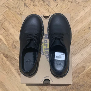 NYA låga Dr. Martens  - Säljer ett par helt nya låga Dr. Martens ”Docs” skor i storlek 37. Köpta på Scorett (tror jag). Nypris: 1699:-  Modell: Virginia  Säljes med originalkartong!  Finns i Stockholm men kan även fraktas på valfritt sätt.