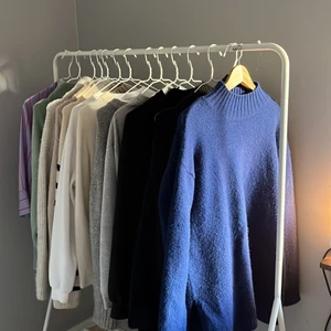 Mörkblå lång tröja  - En mörkblå lång tröja från zara. Jätte skön tröja nu till hösten! 