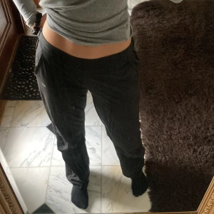 Lågmidjade yoga-byxor  - Ett par fina yoga/cargo-byxor som är såå fina! Skriv för fler bilder etc ❤️