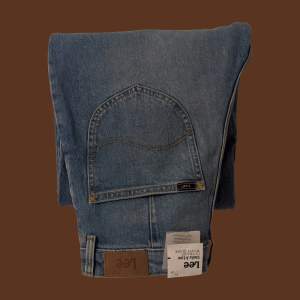 Helt oanvända Lee jeans. Modellen heter STELLA A LINE Ultra Hi Waist Flare. Köpta för 899, säljer för hälften.  Passar perfekt för dig som är lång eller gillar lite loosefit. Först till kvarn, tryck på 