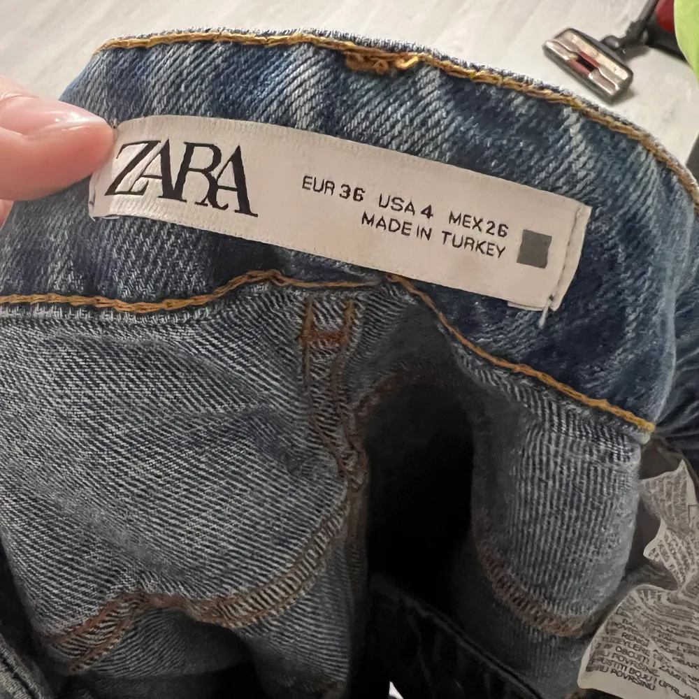 Säljer ett par jeans från Zara, finns inte att köpa längre. Säljs för att de inte kommer till användning💞 Använda 1 gång! Sitter bra på mig som är 172💞 kan frakta om de önskas📦✉️. Jeans & Byxor.