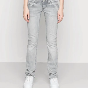 Pepe jeans - Pepe jeans köpta på zalando, säljer eftersom de var lite stora!💞 Köpta för 799kr💙 frakt kostar inte 99kr så ni vet