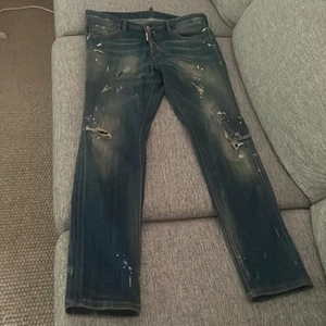 Dsquared2 Jeans - Storlek 16Y  Inköpta för ca 4 år sen och användes under ca ett år sen dess bara legat i min garderob. Inga direkta flaws utan har bara använt de aktivt.