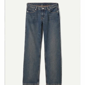 weekday arrow low straight jeans  - low arrow jeans från weekday i färgen dark worn blue, som är slutsålda nu, storlek 24/32 säljer pga att dem är för små (helt oanvända så jättebra skick) nypris 500kr