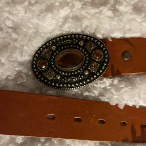 Skärp - Säljer detta skärpet som jag inprincip aldrig har användt. Det är i ny skick och passar storlek S/M. Jag skulle även kunna göra extra hål i de så de blir något mindre om de önskas! Super fint skärp i toppskick:) 39kr i frakt med postnord 