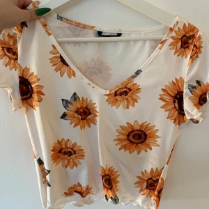 topp  - Supersöt topp med solrosor på