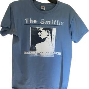 Jävligt snygg vintage the Smiths tshirt från deras samlingsalbum hatful hollow. Storlek small. Köpare betalar för frakt