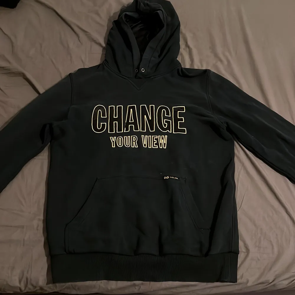 Har haft den ett tag men använder inte alls mycket skön och snygg. Den är i väldigt mörkblå fin färg som gör att den kan passa bra till många outfits . Hoodies.