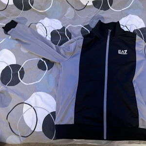 EA7 tröja - Säljer min Armani tröja helt oanvänd bara provad men storleken va för liten köpt för 2400kr på hemsidan