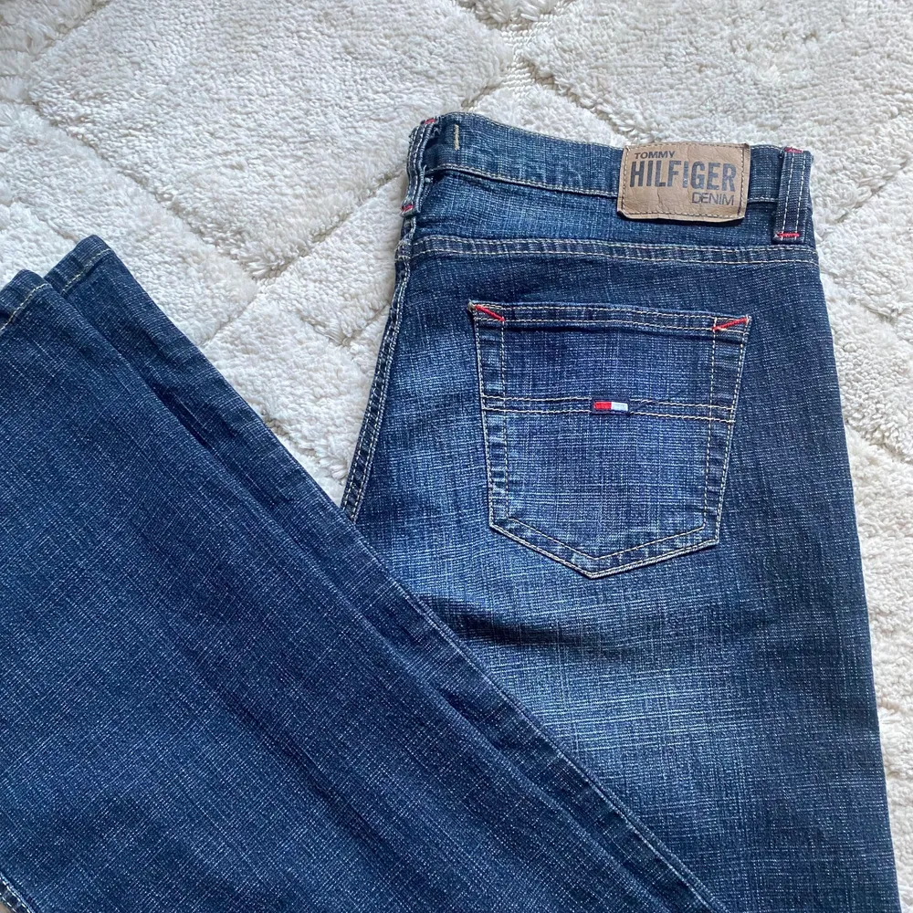 Jävligt snygga tommy hilfiger lowwaist jeans som tyvärr inte kommer till användning.. innerbensmått-86cm😍. Jeans & Byxor.