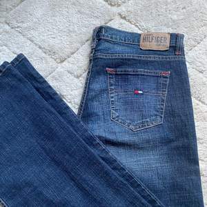 Jävligt snygga tommy hilfiger lowwaist jeans som tyvärr inte kommer till användning.. innerbensmått-86cm😍