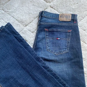 Tommy hilfiger jeans  - Jävligt snygga tommy hilfiger lowwaist jeans som tyvärr inte kommer till användning.. innerbensmått-86cm😍