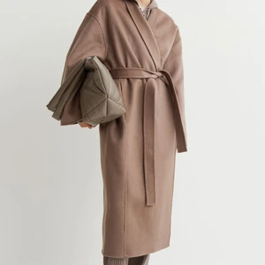 Kappa  - Lång i ull och cashmere. Nypris 2000 kr