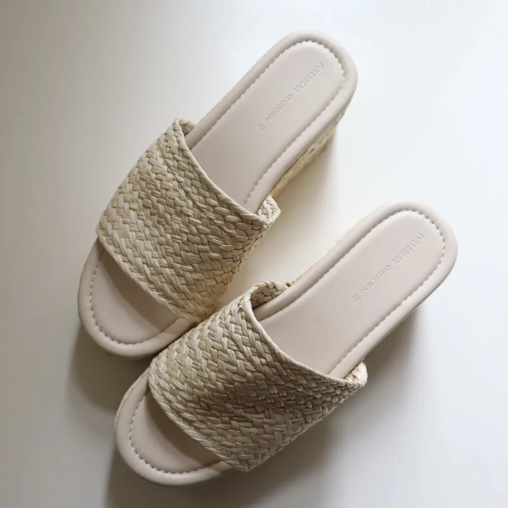 Jättefina sandaler med platå köpa på Pull&Bear för typ 2 månader sen. Dessa är endast använda en kväll. Dom är så sköna och klarade av ett helt bröllopsfirande utan skavsår! Jag har storlek 37 i vanliga fall och dessa passar mig trots att det är strl 38.. Skor.