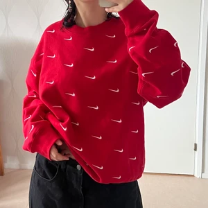 Nike sweatshirt  - Sweatshirt från Nike i nyskick! Supermysigt material inuti.  Tas bort 16/10!