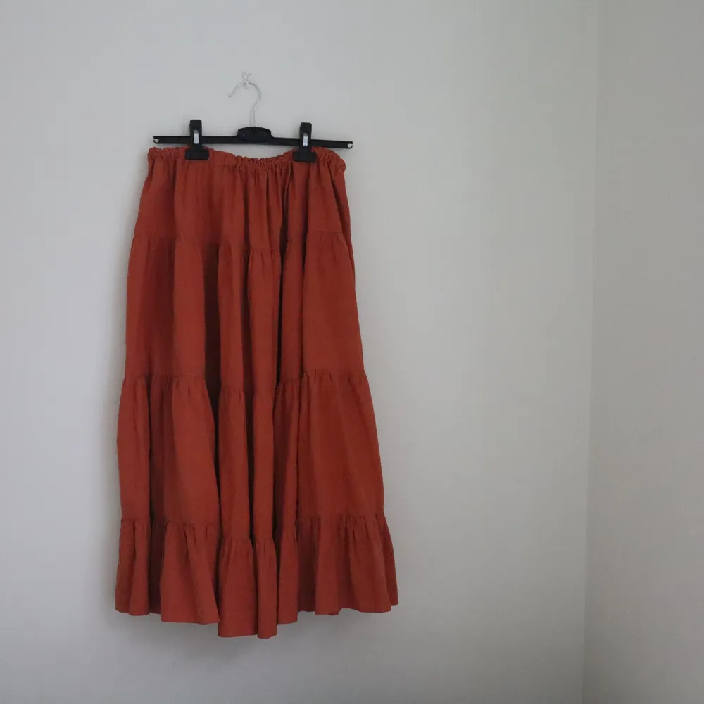 Köpte denna kjol på en vintagebutik i Barcelona 2019. Älskar den men har tyvärr inte samma stil längre och vill därför sälja den vidare.. Kjolar.